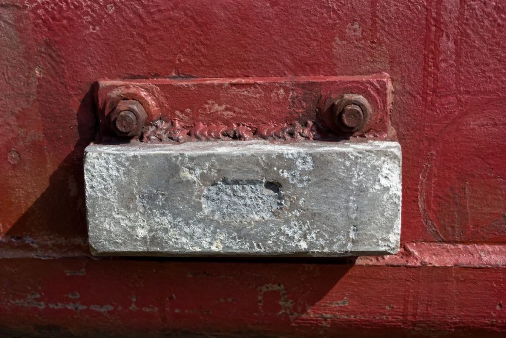 Một khối anode hy sinh bằng kẽm được gắn trực tiếp lên bề mặt thép để chống ăn mòn điện hóa.